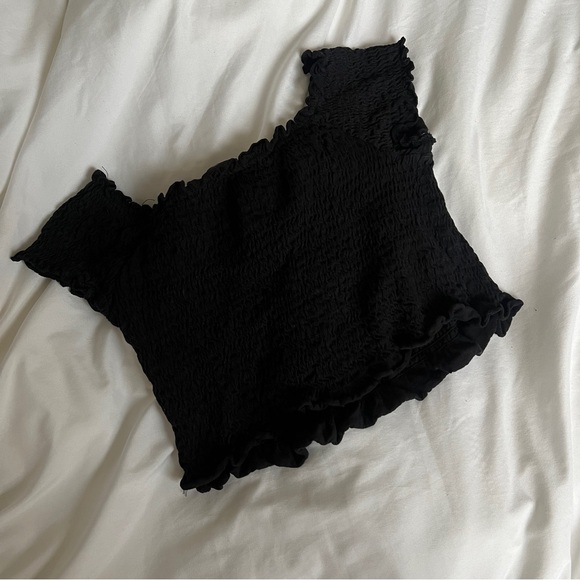 Black off the shoulder lettuce trim tee from New Look 🖤 - Picture 4 of 4